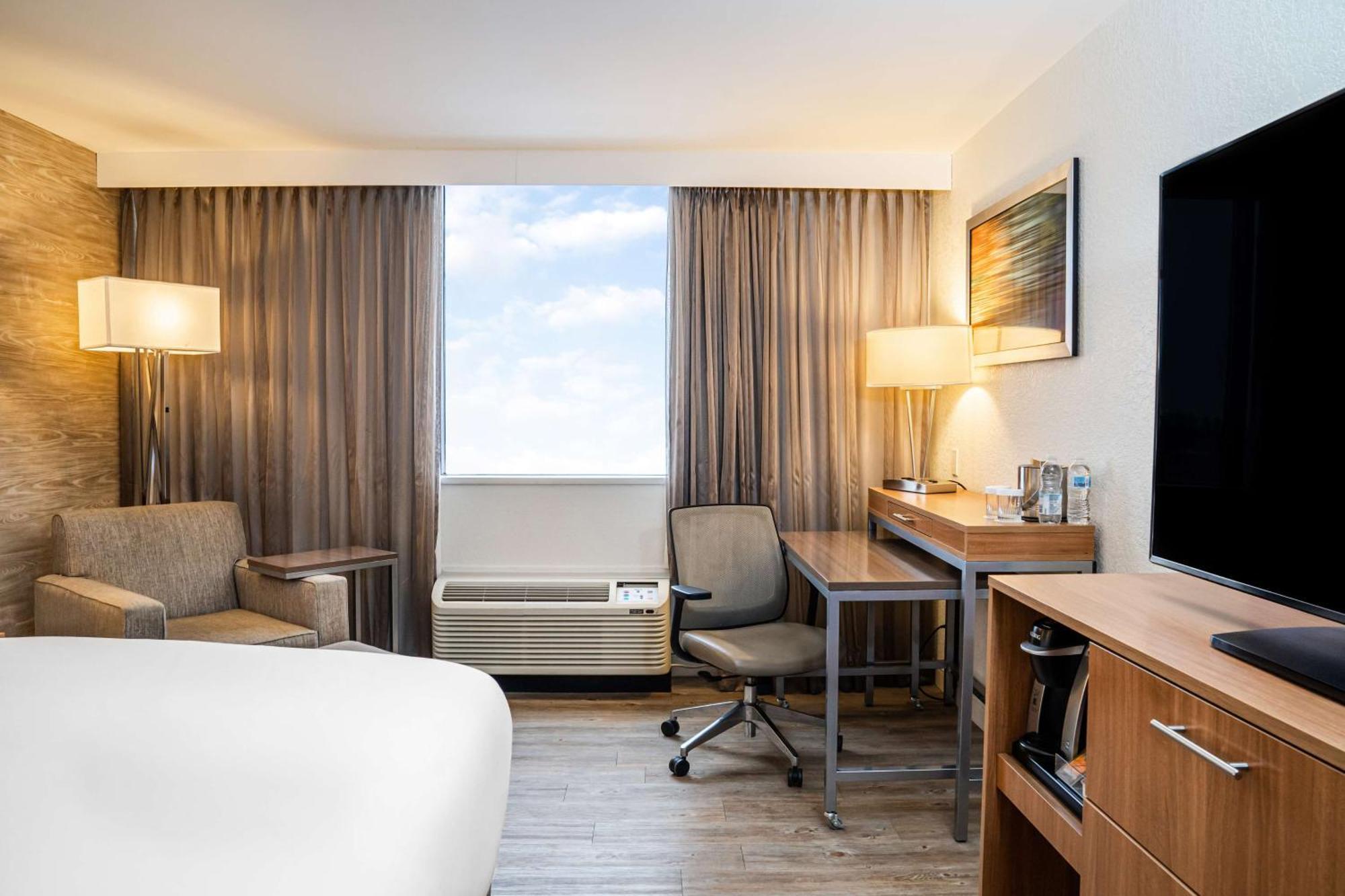 Hotel Doubletree By Hilton Kitchener Esterno foto