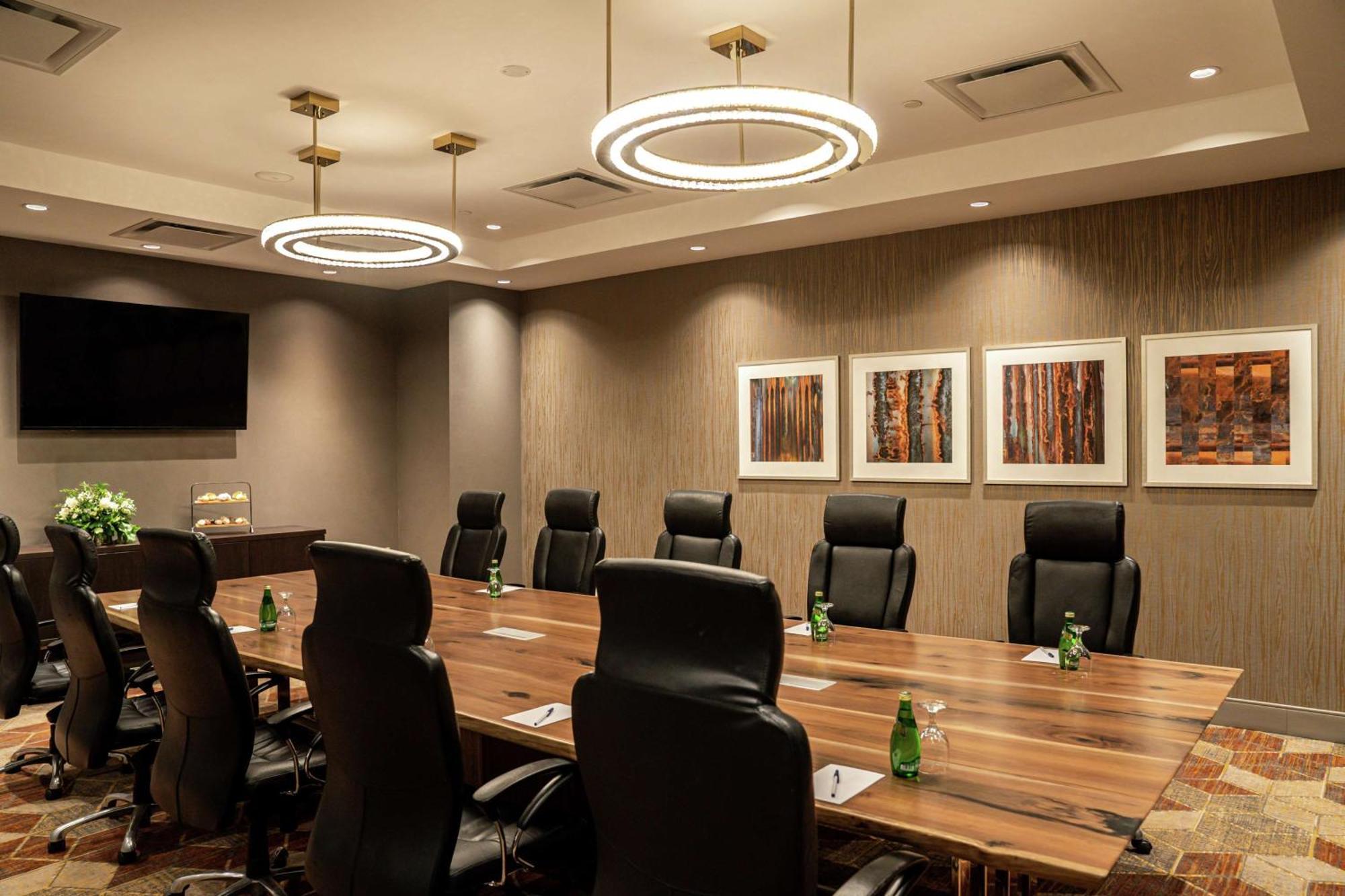 Hotel Doubletree By Hilton Kitchener Esterno foto