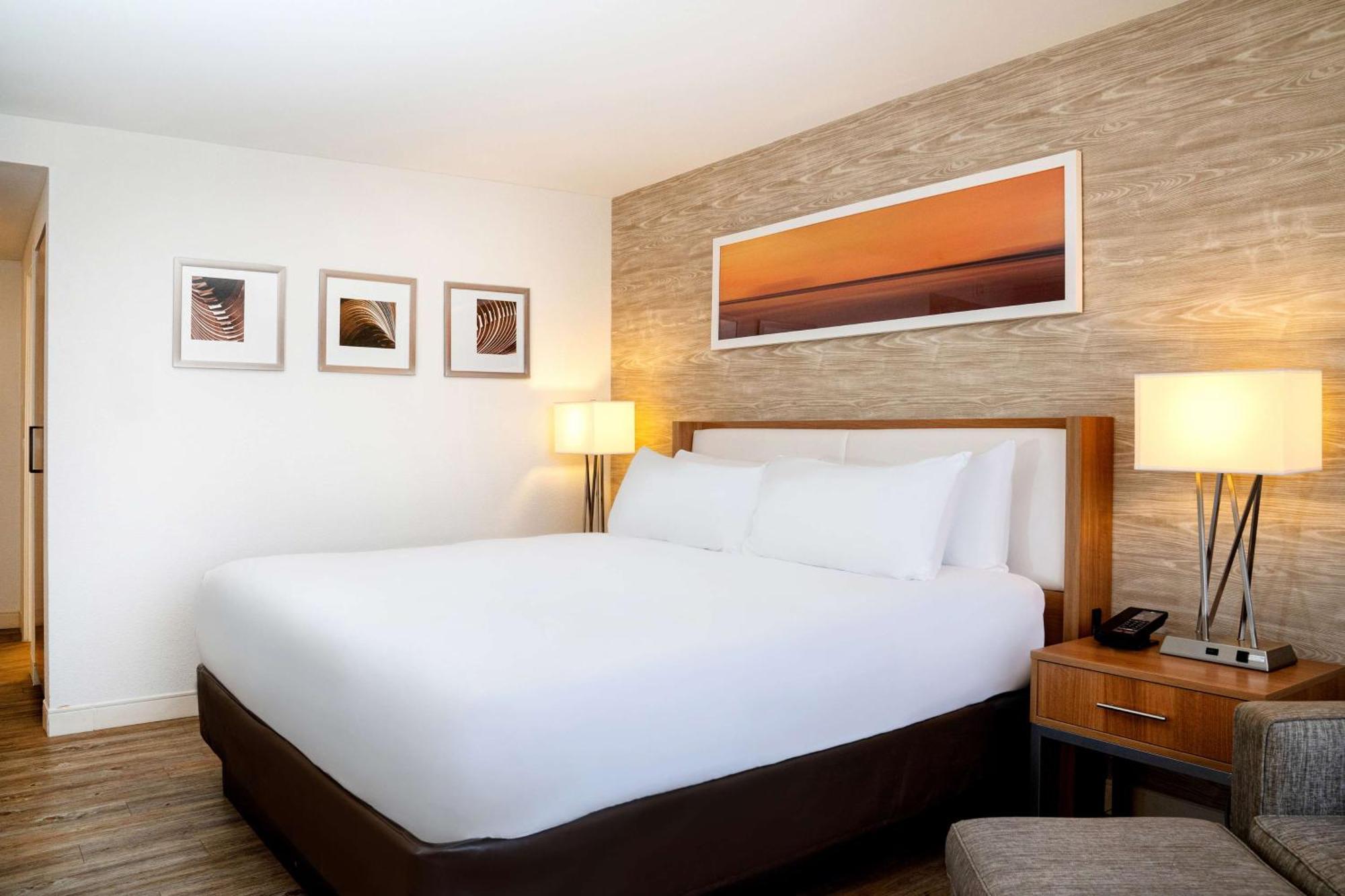 Hotel Doubletree By Hilton Kitchener Esterno foto