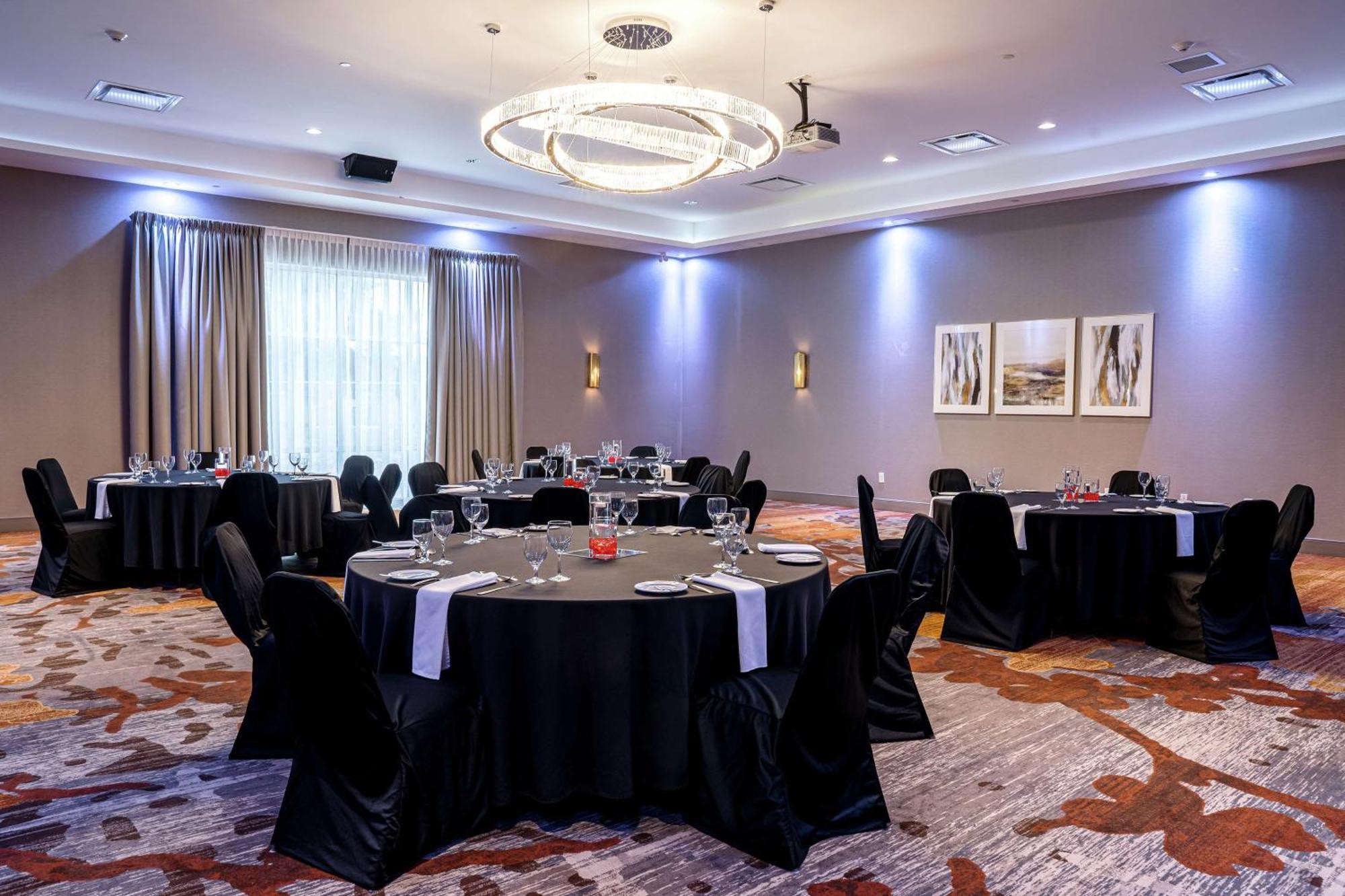 Hotel Doubletree By Hilton Kitchener Esterno foto
