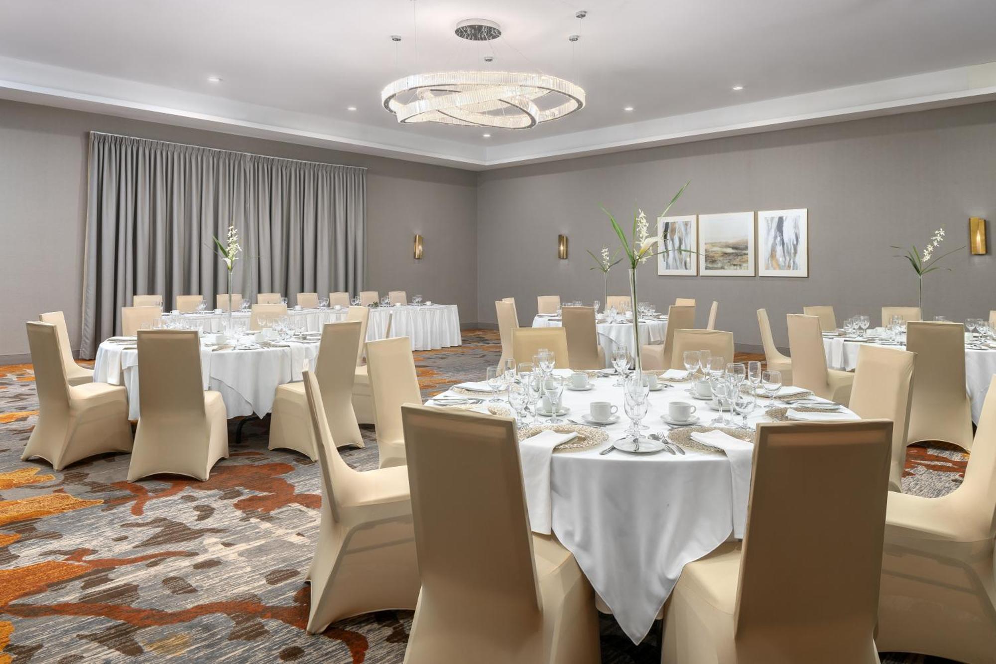 Hotel Doubletree By Hilton Kitchener Esterno foto